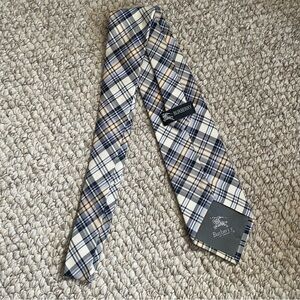 Authentic Burberry London Tie.
Made in Italy. Mens neck tie.